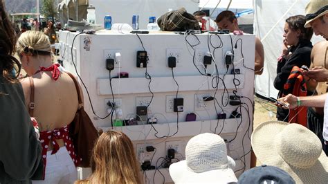 FBI warns consumers not to use public phone charging stations
